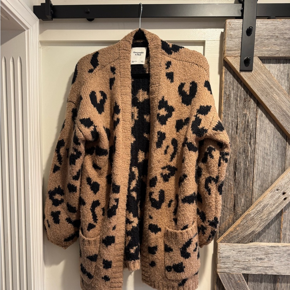 Abercrombie & Fitch sweater. Color: beige and black pattern